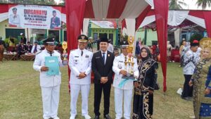 H.Sumono Mengangkat Piala